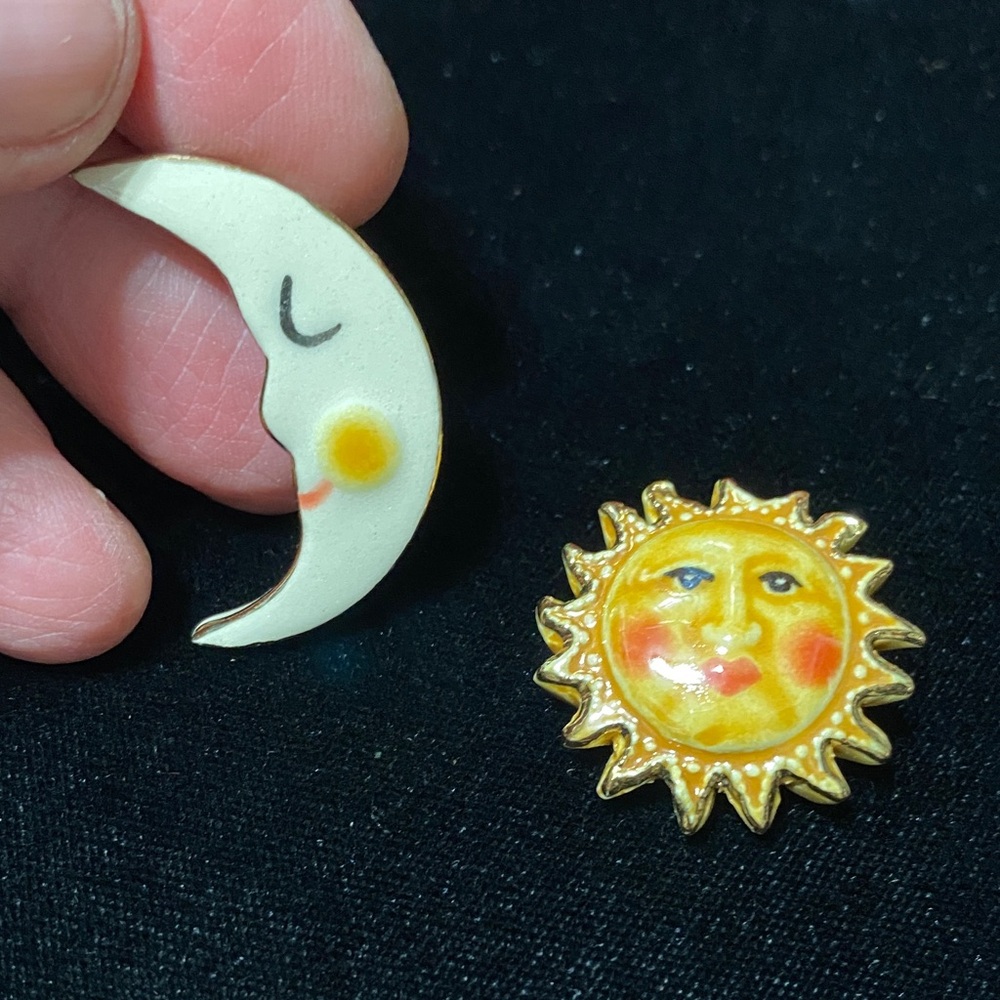 Vintage Sun and Moon ceramic Enamel Brooch pin set - Picture 9 of 14